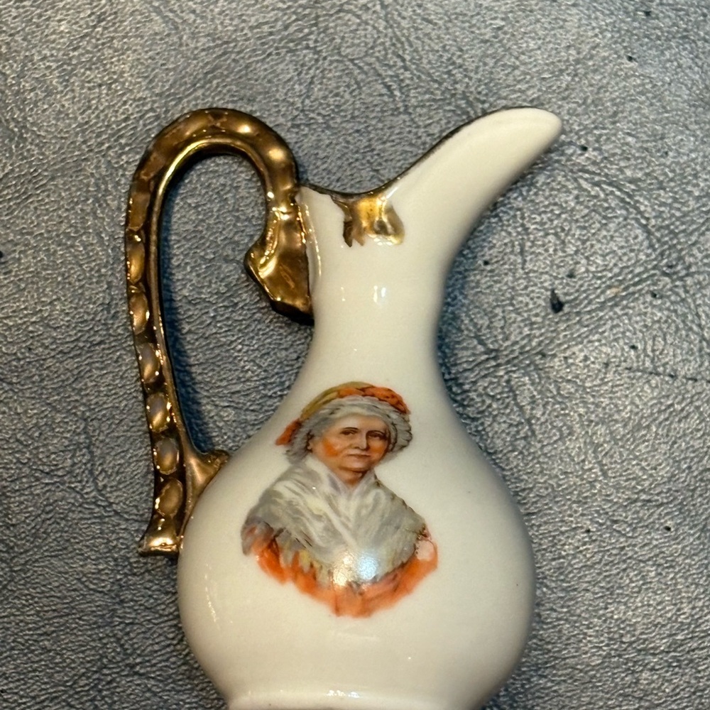 Vintage Miniature Pitcher Ewers GEORGE & MARTHA WASHINGTON MT Vernon - Picture 5 of 11